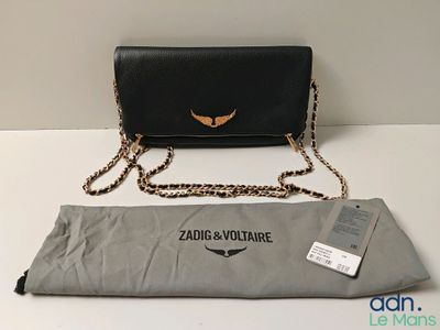 une photo d'un sac à main noir muni d'une bandoulière en chaîne dorée et d'un sac à main noir muni d'une bandoulière en chaîne dorée