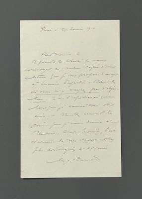 une vieille lettre manuscrite sur une feuille de papier comportant des inscriptions
