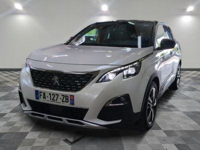 vue de face d'un SUV blanc garé dans un garage