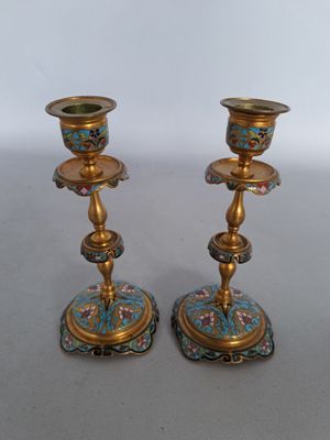 paire de bougeoirs anciens en laiton ornés de motifs cloisonnés et floraux