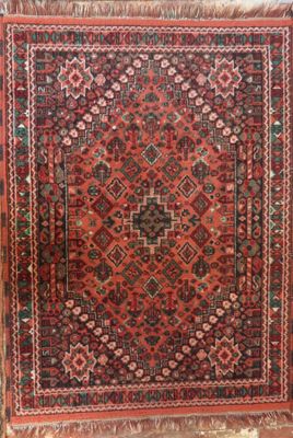 un tapis rouge et noir à motifs