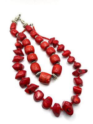 Deux colliers de perles de bambou teinté ( imitation corail)…