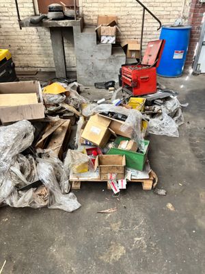 un tas de cartons et d'autres objets par terre