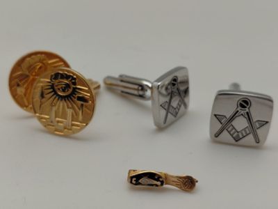 trois paires de boutons de manchette maçonniques ornés de symboles maçonniques