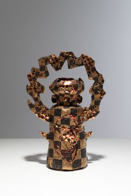 une sculpture représentant un homme tenant un cœur entre ses mains