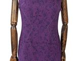 le mannequin tient une robe violette sur un support pour mannequin