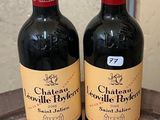 deux bouteilles de vin posées sur une table en bois