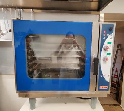 un four bleu posé sur une table dans une cuisine