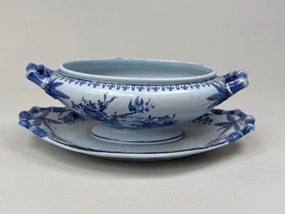 une image représentant un bol bleu et blanc posé sur une soucoupe