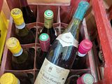 plusieurs bouteilles de vin dans un coffret rouge