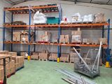 de nombreux cartons sur les étagères de l'entrepôt