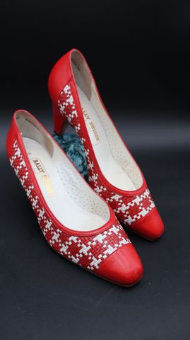 BALLY Suisse : Escarpins bicolore rouge et blanc à talon, pointur...