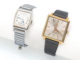 deux montres assises l'une à côté de l'autre sur une surface blanche