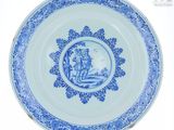 une image représentant une assiette bleue et blanche sur laquelle figure un homme à cheval