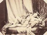 une vieille photo d'une femme allongée sur un canapé