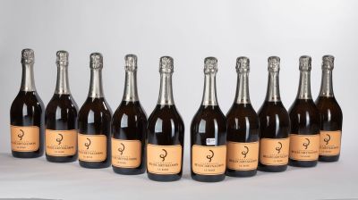 six bouteilles de champagne alignées sur une table