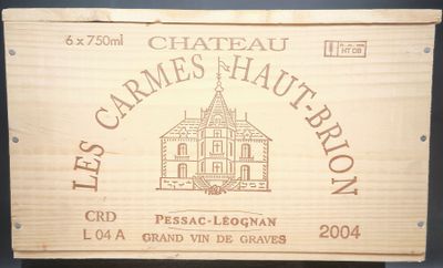 une boîte en bois sur laquelle est apposée une étiquette de vin