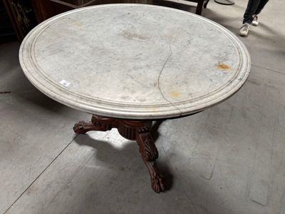une table dont le plateau est en marbre