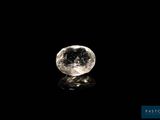 gros plan d'un diamant blanc sur une surface noire