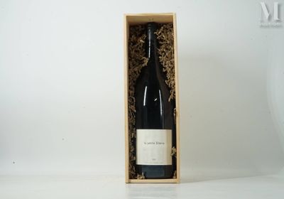 une bouteille de vin dans un coffret en bois sur une table