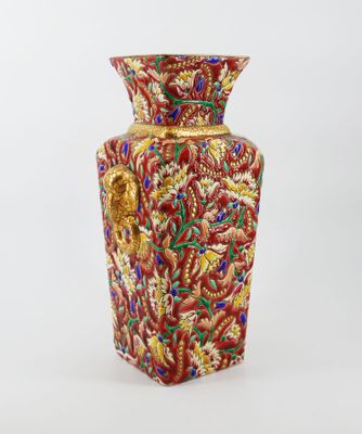 une image représentant un vase coloré sur fond blanc