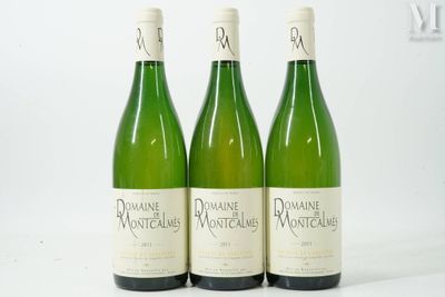 trois bouteilles de vin posées sur une table blanche
