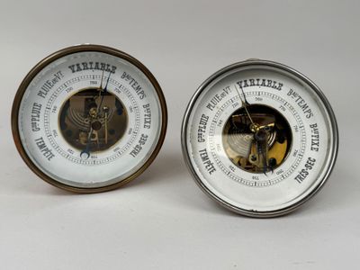 deux horloges posées côte à côte sur une table