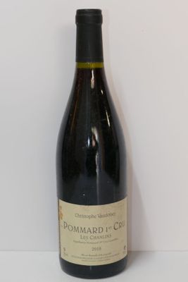 une bouteille de vin posée sur une table
