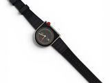 gros plan d'une montre sur une surface blanche