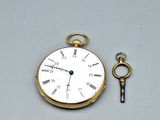 une montre à gousset en or à laquelle est attachée une clé