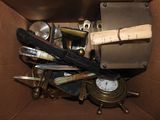 une boîte en carton remplie d'outils et d'une horloge