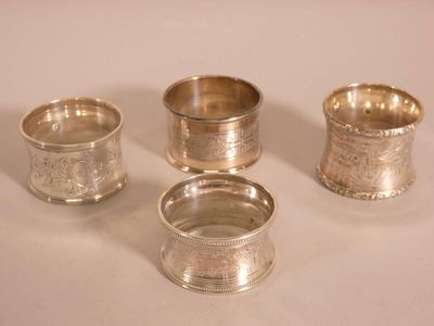 trois coupes en argent sont posées sur une table devant un fond blanc