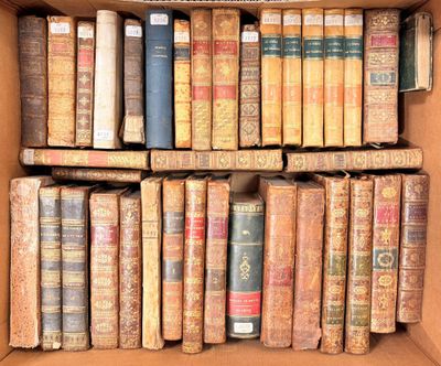 une boîte remplie de vieux livres posée sur une étagère