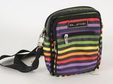 sac à bandoulière multicolore à rayures, avec une bandoulière noire sur fond blanc