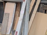 plusieurs pièces de bois sont empilées dans un entrepôt