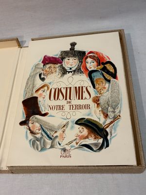 un livre sur lequel figure la photo d'un groupe de personnes