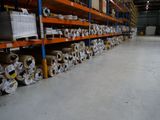 de nombreux rouleaux de papier sur les étagères de l'entrepôt