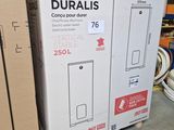 Deux cartons de Thermo Dualis sont empilés l'un sur l'autre dans un entrepôt