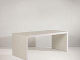 une image représentant une table blanche posée sur un sol blanc