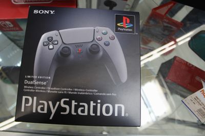 une boîte contenant une manette de jeu