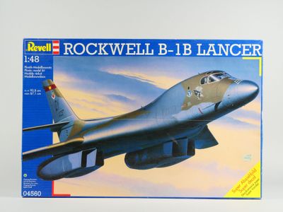 une maquette d'avion de chasse volant dans le ciel