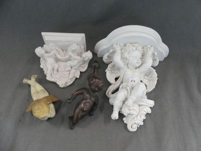 un grand nombre de figurines posées sur une table