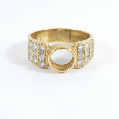 gros plan d'une bague en or avec des diamants sur fond blanc