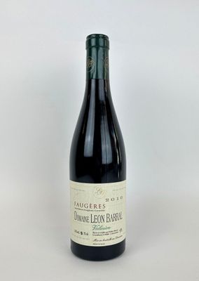 la bouteille de vin est posée sur une surface blanche