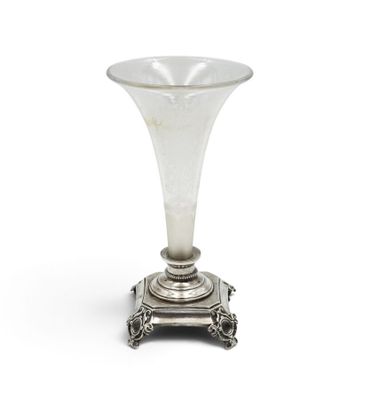 une image représentant un vase en argent posé sur un socle, sur fond blanc