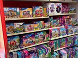 de nombreux jouets sur les étagères du magasin de jouets