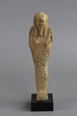 une statue égyptienne antique représentant un pharaon
