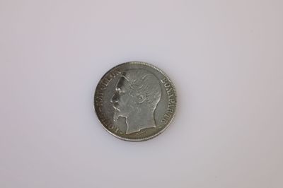 l'image d'une pièce de monnaie posée sur une surface blanche, sur fond blanc