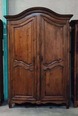 une grande armoire en bois avec deux tiroirs et un compartiment