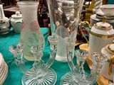 une table sur laquelle sont disposés de nombreux verres